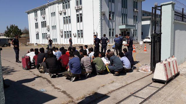 Düzce'de iki otobüste 100 Afgan kaçak göçmen yakalandı