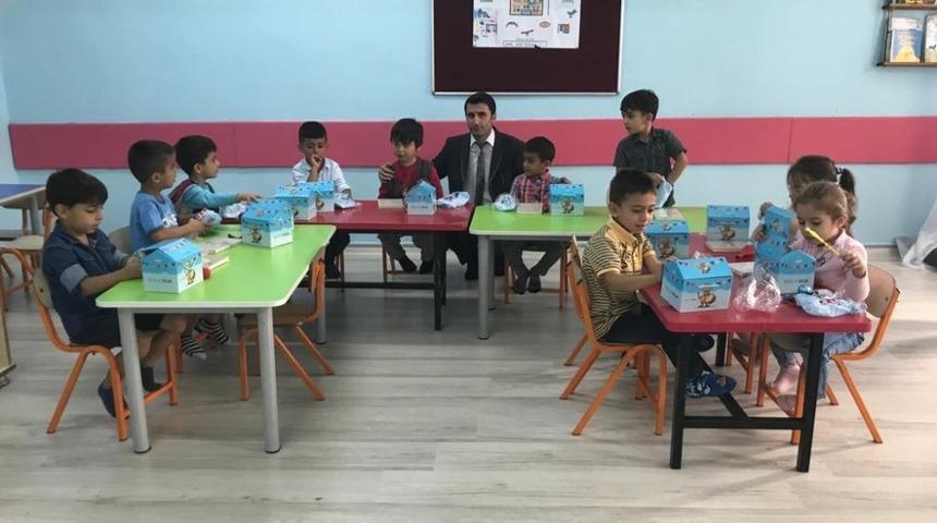 Köy okullarını güzelleştiriyorlar