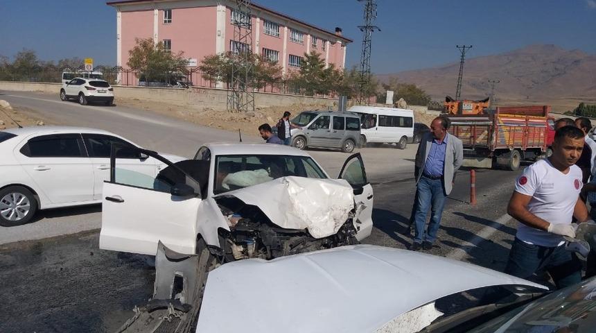 Otomobiller &ccedil;arpıştı: 5 yaralı