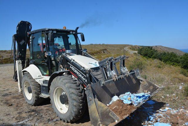 Belediye temizlik ekipleri, Adabaşı’ndaki çöpleri temizledi