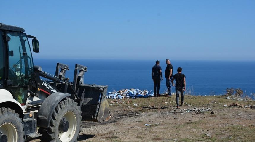 Belediye temizlik ekipleri, Adabaşı’ndaki çöpleri temizledi