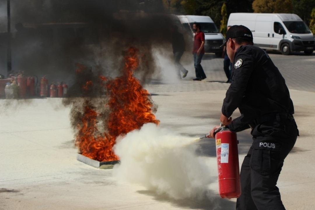 Emniyet personeline yangın s&ouml;nd&uuml;rme tatbikatı