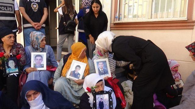 KADEM’den HDP il binası önünde evlatları için eylem yapan ailelere destek ziyareti