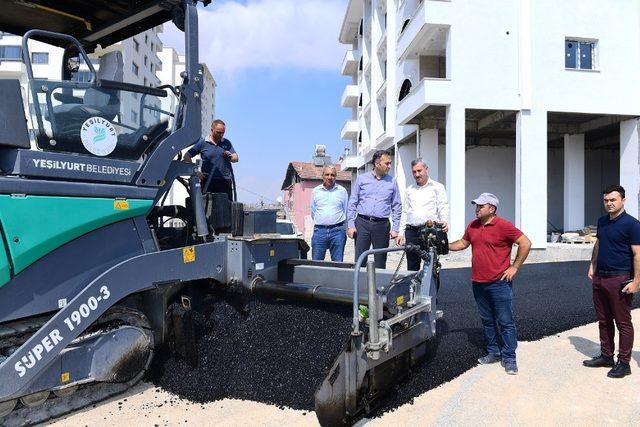 Yeşilyurt Belediyesi yol çalışmalarını sürdürüyor