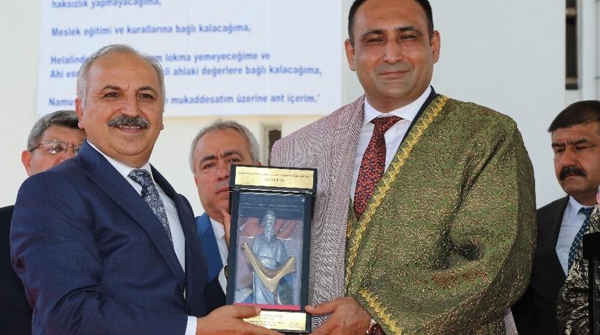 Başkan Yılmaz&rsquo;a &rsquo;ahilik kaftanı&rsquo;