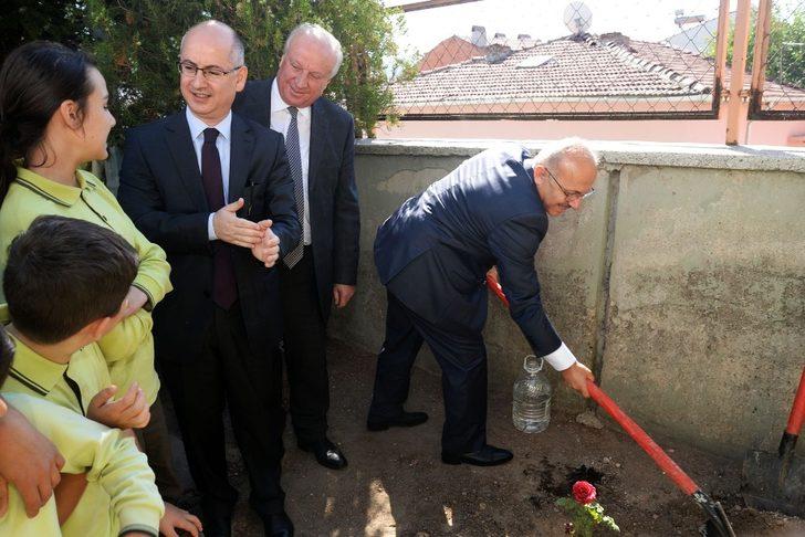 Okul bahçesine gül diktiler G1