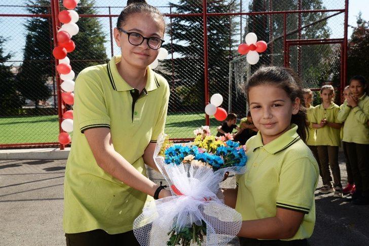 Okul bahçesine gül diktiler G5