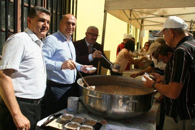 Devrek’te mahalle muhtarlığı tarafından aşure programı düzenlendi