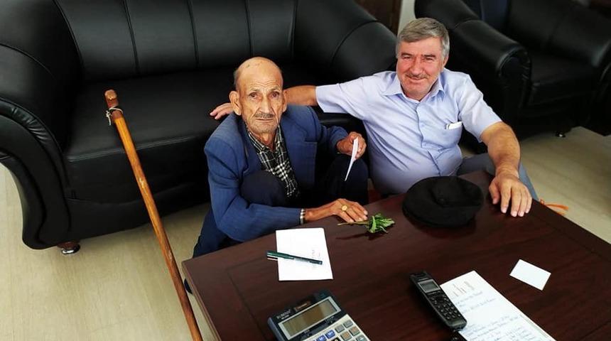 Belediye Başkanı 89 yaşındaki ziyaret&ccedil;isini yere oturarak dinledi