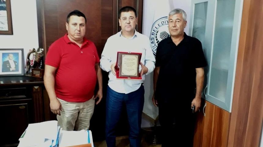 Devecilerden teşekk&uuml;r ve plaket