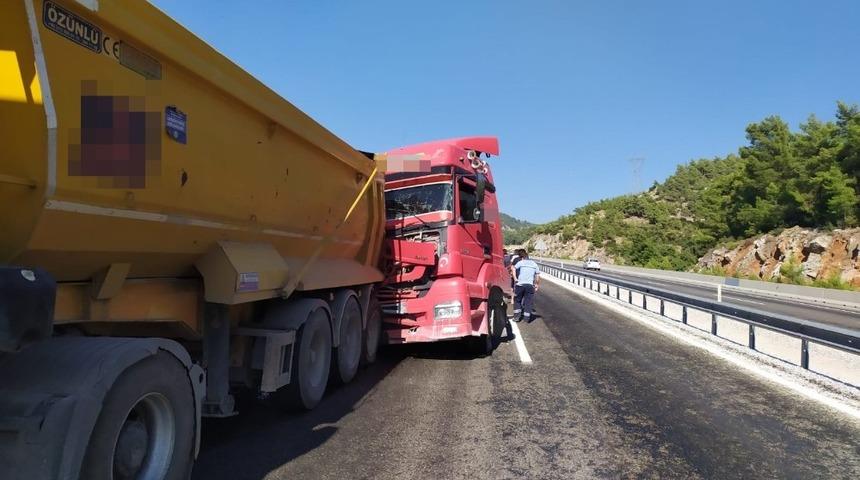 Maden y&uuml;kl&uuml; tırlarlar &ccedil;arpıştı