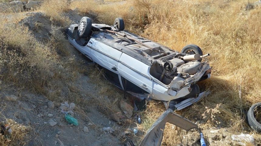 Besni&rsquo;de otomobil şarampole yuvarlandı