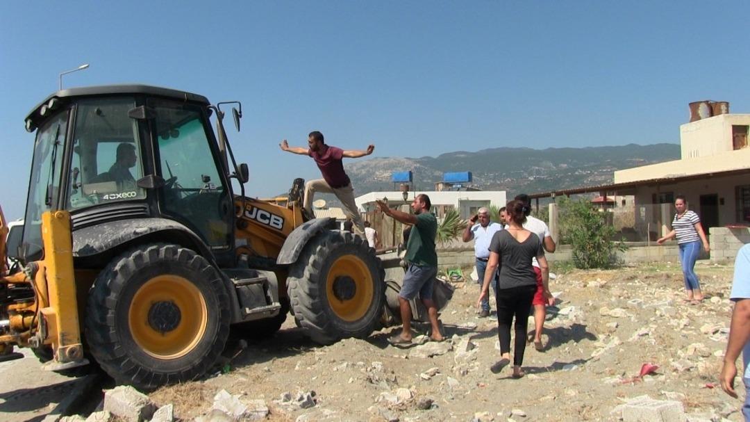 Samandağ&rsquo;da ka&ccedil;ak yapıların yıkımında arbede
