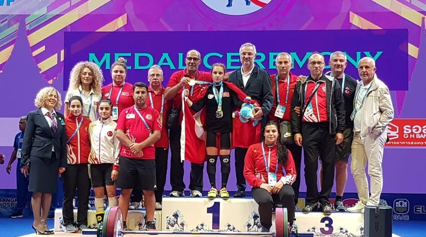 Şaziye Erdoğan Dünya Halter Şampiyonası'nda altın madalya kazandı