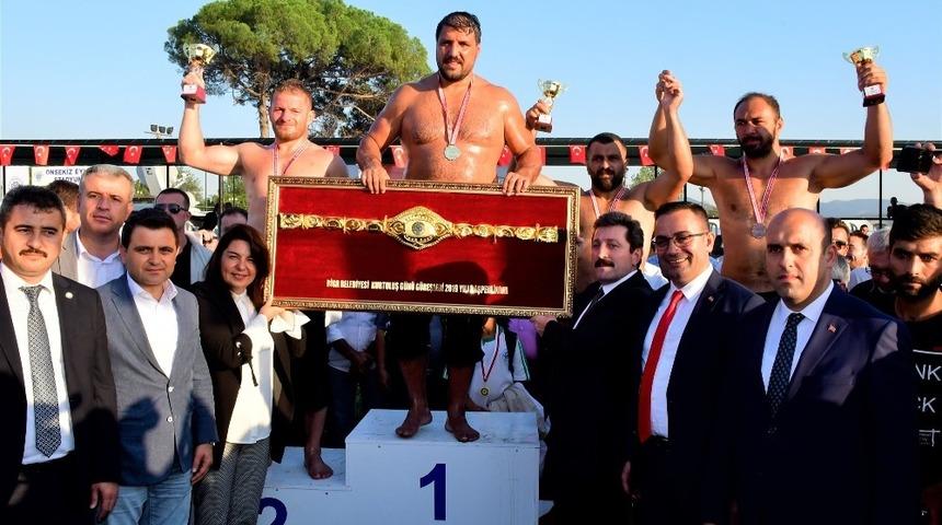 Biga Kurtuluş G&uuml;reşleri&rsquo;nde başpehlivan Recep Kara oldu