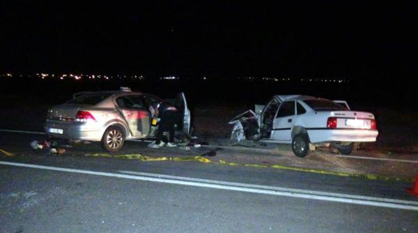 Otomobiller kafa kafaya çarpıştı: 3 ölü, 2 yaralı