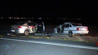 Otomobiller kafa kafaya çarpıştı: 3 ölü, 2 yaralı
