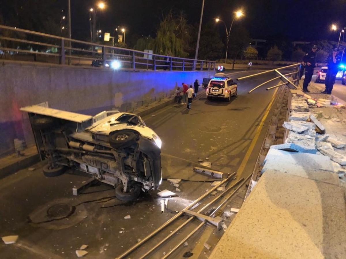 Başkent&rsquo;te virajı alamayan kamyonet bariyerlerden u&ccedil;tu: 2 yaralı