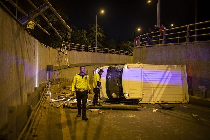 Başkent’te virajı alamayan kamyonet bariyerlerden uçtu: 2 yaralı G1