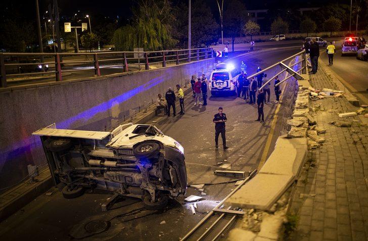 Başkent’te virajı alamayan kamyonet bariyerlerden uçtu: 2 yaralı G2