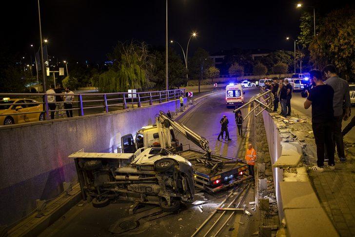 Başkent’te virajı alamayan kamyonet bariyerlerden uçtu: 2 yaralı G4