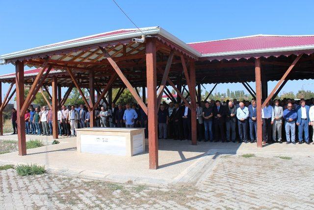 İş adamı gözyaşları içinde toprağa verildi