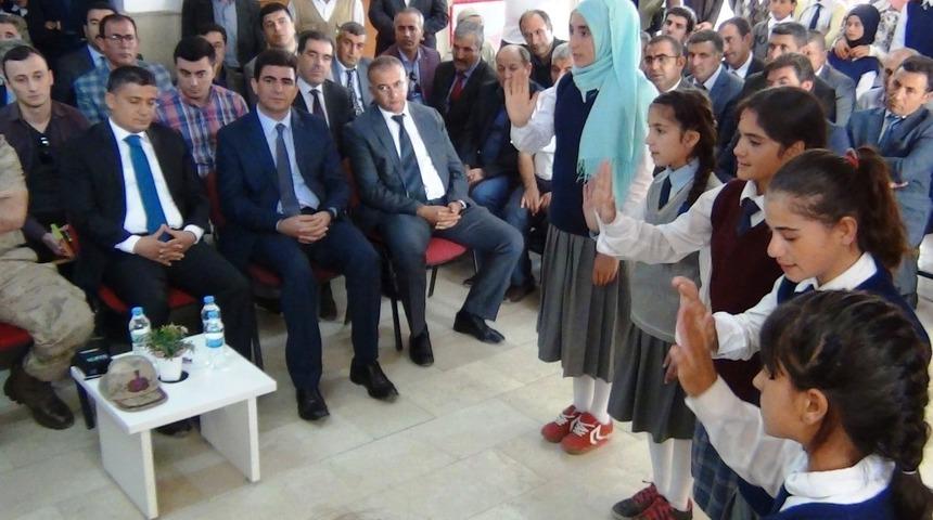 &Ouml;ğrencilerden işaret diliyle &lsquo;Şehitler &Ouml;lmez&rsquo; şarkısı