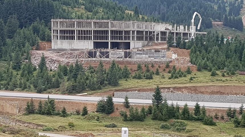 &Ccedil;ambaşı Oteli y&uuml;kseliyor