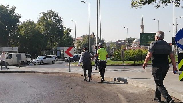 Trafik polisinden örnek davranış