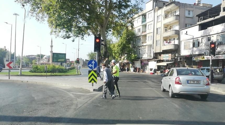Trafik polisinden örnek davranış