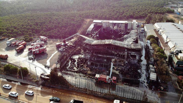 Tuzla'da yanan fabrikada soğutma çalışmaları devam ediyor G2