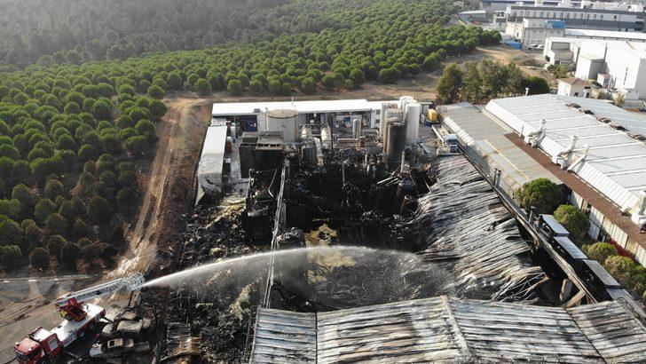 Tuzla'da yanan fabrikada soğutma çalışmaları devam ediyor G4