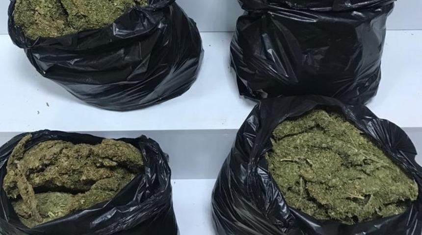 Durdurulan ara&ccedil;tan 25 kilo uyuşturucu &ccedil;ıktı