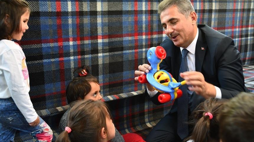 Başkan amcalarıyla şarkı s&ouml;ylediler, oyun oynadılar