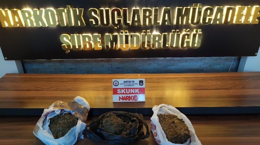 Antalya&rsquo;da bir zanlı uyuşturucu ticaretinden tutuklandı