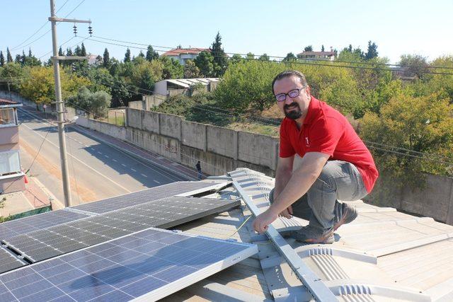 Evinin çatısında ürettiği elektriği dağıtım şirketlerine satıyor