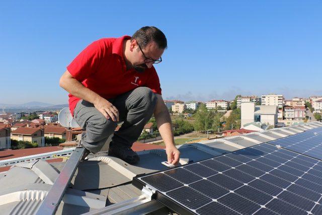 Evinin çatısında ürettiği elektriği dağıtım şirketlerine satıyor