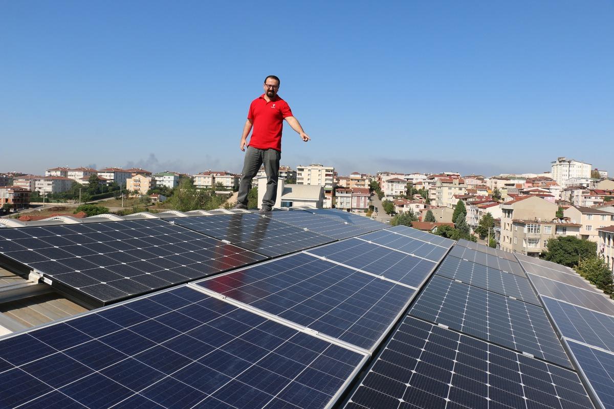 Evinin &ccedil;atısında &uuml;rettiği elektriği dağıtım şirketlerine satıyor
