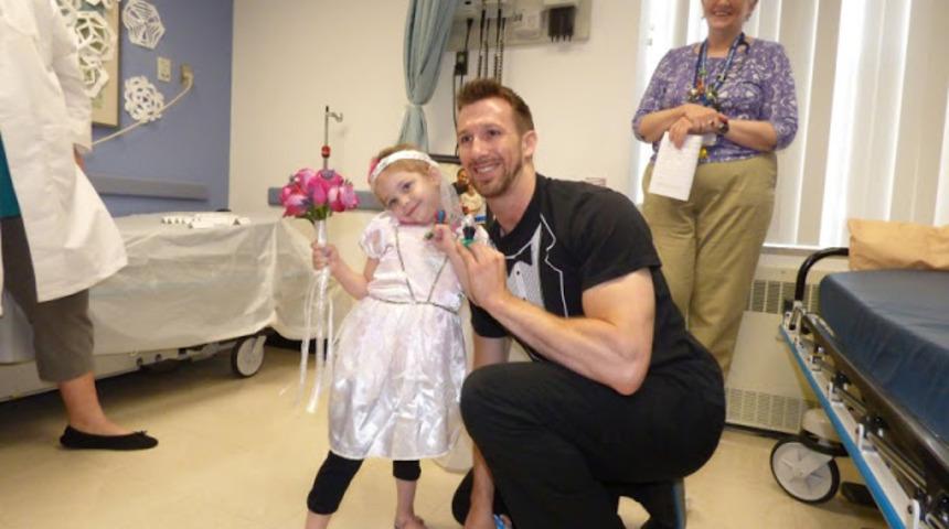 Aklımıza Nereden Gelirdi ki: 4 Yaşındaki K&uuml;&ccedil;&uuml;k Kız Neden 25 Yaş B&uuml;y&uuml;k Bir Adamla "Evlendi"?