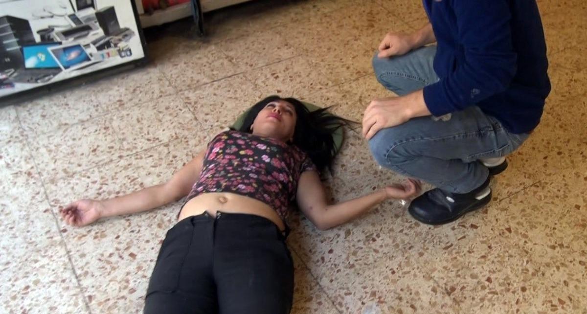 Gece kul&uuml;b&uuml;nden eve giderken yaşandı! Olanlara dayanamadı