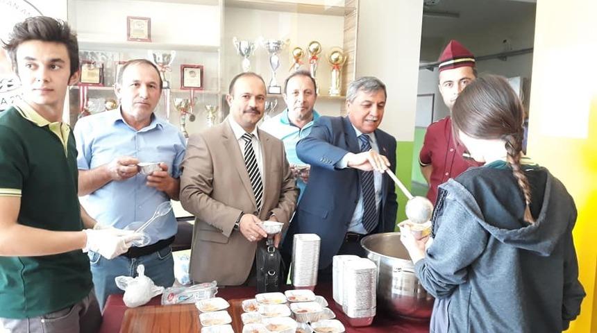 Şehit S&uuml;leyman Turan Anadolu Lisesi &ouml;ğrencilerinin aşure etkinliği