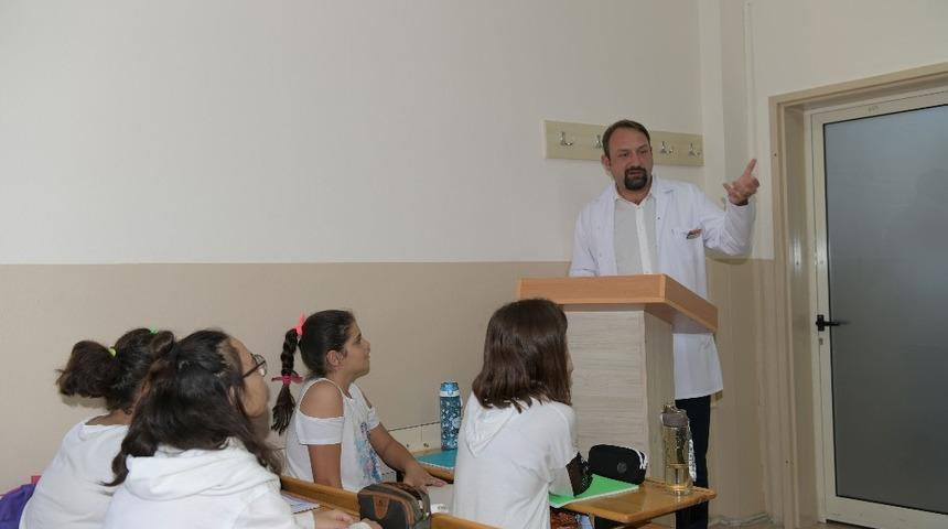 İlk ders Başkan G&uuml;mr&uuml;k&ccedil;&uuml;&rsquo;den