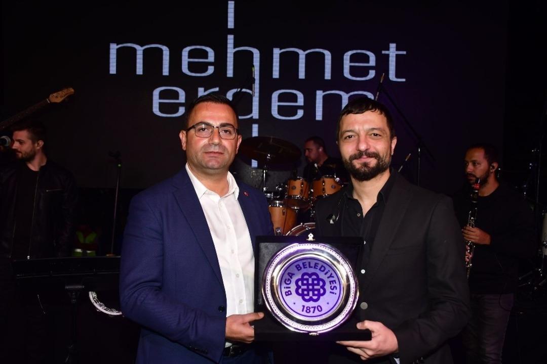 Bigalılar, Mehmet Erdem&rsquo;le coşku dolu bir gece yaşadı