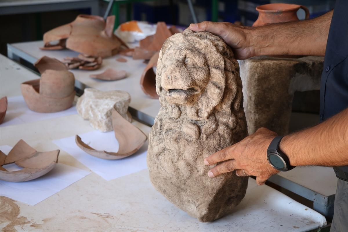 Assos'ta 2 bin 200 yıllık aslan heykeli bulundu