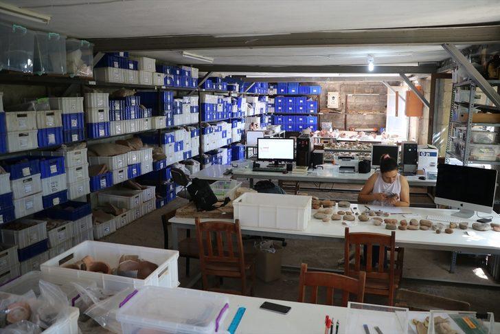 Assos'ta 2 bin 200 yıllık aslan heykeli bulundu G2