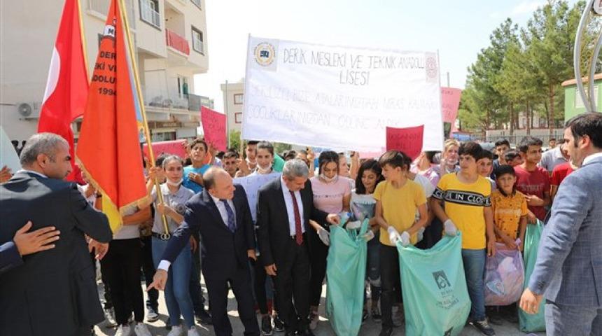 Derik&rsquo;te &ouml;ğrenciler &ccedil;evreye dikkat &ccedil;ekti