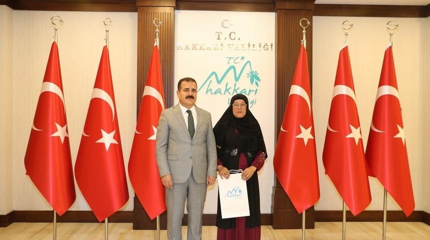 Hakkari&rsquo;nin tek kadın muhtardan Vali Akbıyık&rsquo;a ziyaret