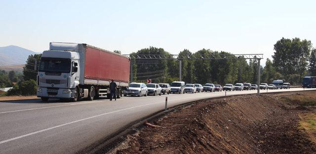 Sivas'ta otomobiller çarpıştı: 1 ölü, 2 yaralı