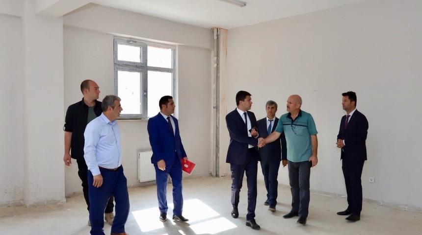 Kaymakam &Ouml;zt&uuml;rk, yeni yapılan lise binasını inceledi