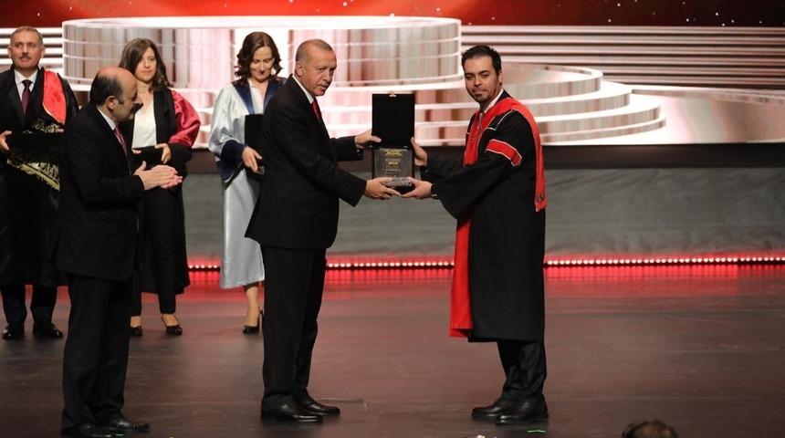 Cumhurbaşkanı Erdoğan&rsquo;dan Dr. &Ouml;ğr. &Uuml;yesi Erzurumlu&rsquo;ya &uuml;st&uuml;n başarı &ouml;d&uuml;l&uuml;